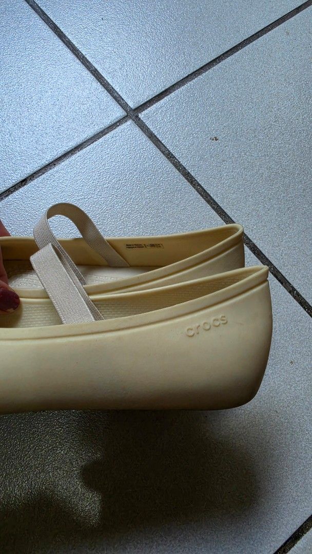 Crocs Ballet Flats with Elastic Strap (Category: Babies & Kids Fashion) located in Paranaque City. Submitted by dlc.r (Listing ID 1463335488, Image 2). Description: - Cream colored Crocs ballet flats - Elastic strap for a secure fit - Comfortable and easy to slip on - Classic Crocs tread pattern on soles - Minor scuffs on toe area - Ideal for casual wear.