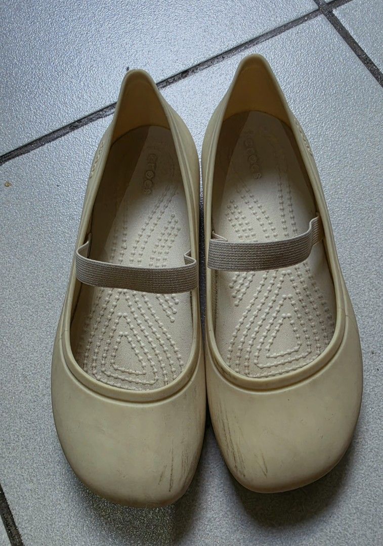 Crocs Ballet Flats with Elastic Strap (Category: Babies & Kids Fashion) located in Paranaque City. Submitted by dlc.r (Listing ID 1463335488, Image 1). Description: - Cream colored Crocs ballet flats - Elastic strap for a secure fit - Comfortable and easy to slip on - Classic Crocs tread pattern on soles - Minor scuffs on toe area - Ideal for casual wear.