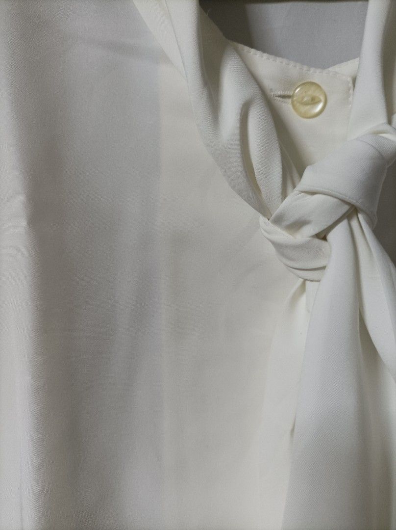 CROPPED BLOUSE (Category: Blouses) located in Makati City. Submitted by jessu_ (Listing ID 1463382614, Image 2). Description: White blouse with neck tie and button collar. Lightweight and versatile for any occasion. Small to medium 2nd photo for closer look Buy 3 + 1 free of your choice from any available listing RFS: Decluttering MOP: GCash or bank transfer.