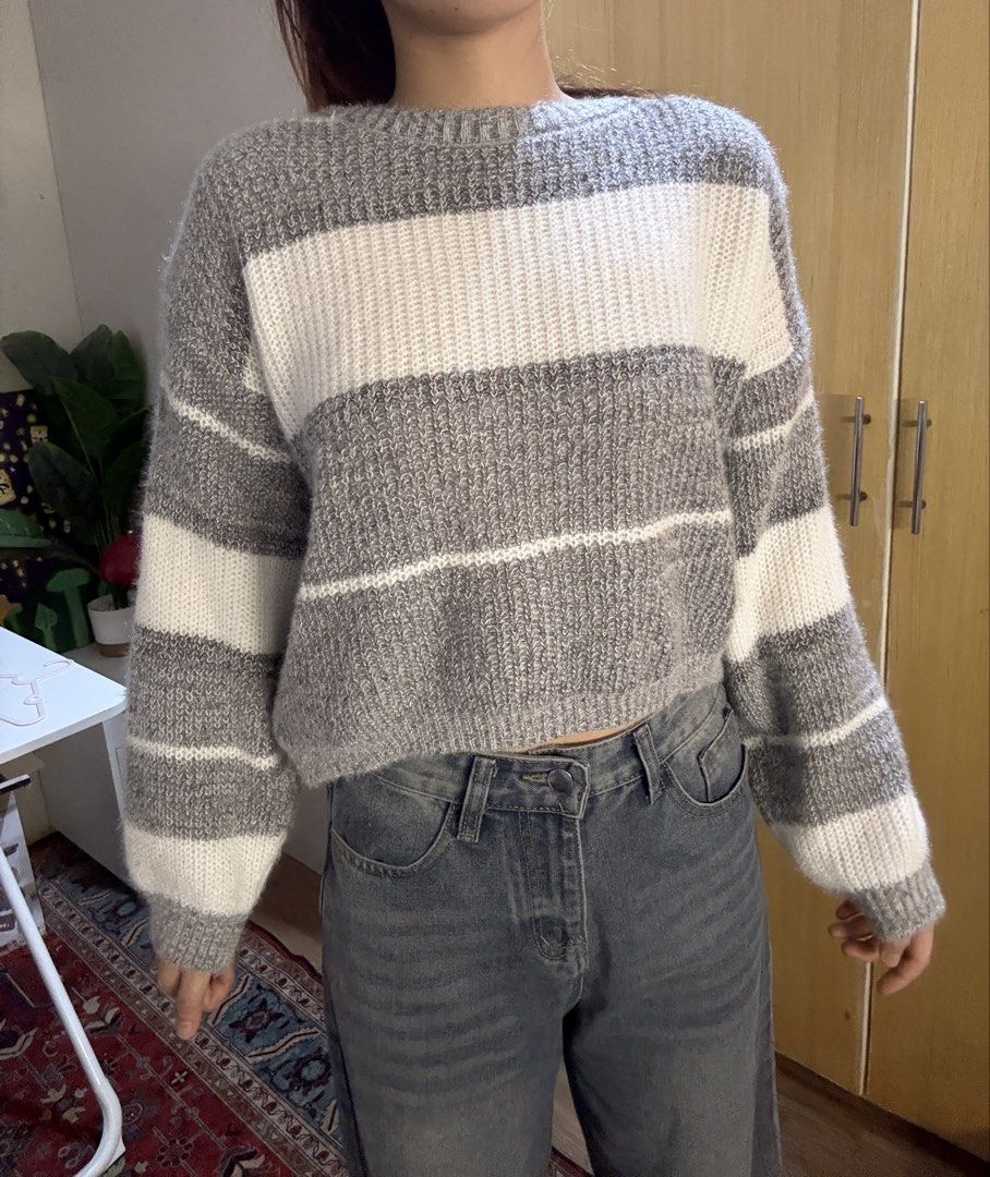 cropped sweater longsleeves y2k gray white (Category: Longsleeves) located in Mabalacat. Submitted by mnaniii (Listing ID 1463405998, Image 1). Description: s-m.