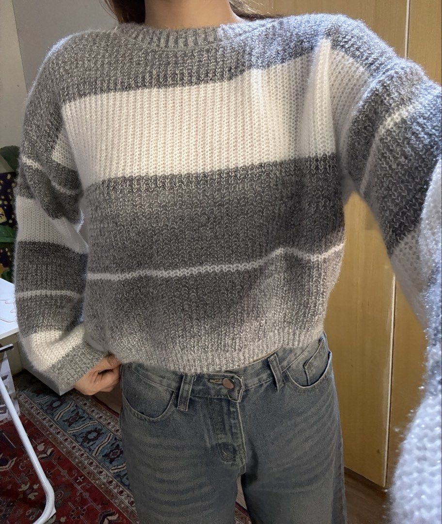 cropped sweater longsleeves y2k gray white (Category: Longsleeves) located in Mabalacat. Submitted by mnaniii (Listing ID 1463405998, Image 3). Description: s-m.