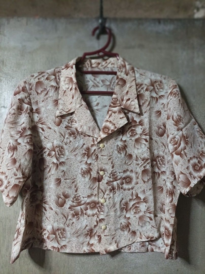 VINTAGE CROPPED POLO BLOUSE (Category: Shirts) located in Makati City. Submitted by jessu_ (Listing ID 1463383099, Image 1). Description: Brown and white floral print shirt. Collared and button-down. Perfect for casual or retro looks. Small to medium 2nd photo for closer look Buy 3 + 1 free of your choice from any available listing RFS: Decluttering MOP: GCash or bank transfer.