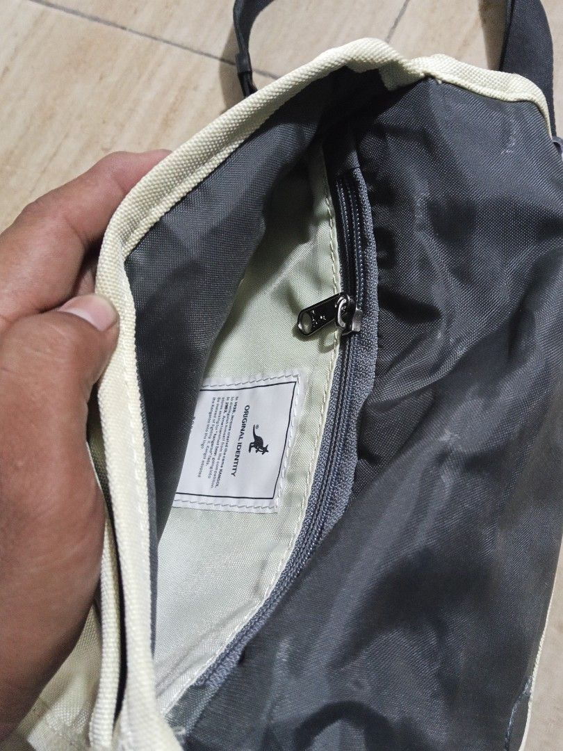 Cross Body bag (Category: Sling Bags) located in Glan. Submitted by cpaharodde48008 (Listing ID 1463418274, Image 3). Description: Cross Body bag Need wash 699 + sf only Dm.