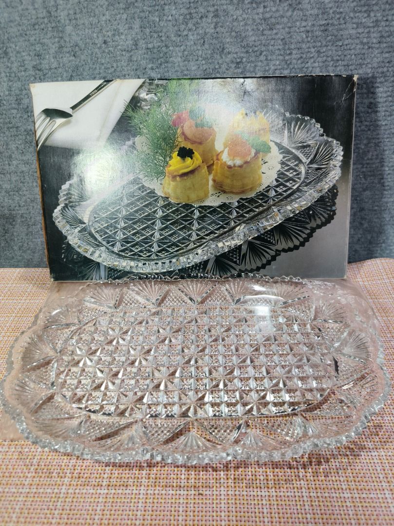 Crystal Glass Serving Platter with Ornate Edge (Category: Dinnerware & Cutlery) located in San Leonardo. Submitted by burgossanleonardo.12345 (Listing ID 1463457620, Image 2). Description: - Elegant crystal glass serving platter - Features a detailed diamond pattern all over - Ornate, scalloped edges add a touch of sophistication - Ideal for serving appetizers, desserts, or small bites - Includes original box - 31 cm in length, approximately 22 c