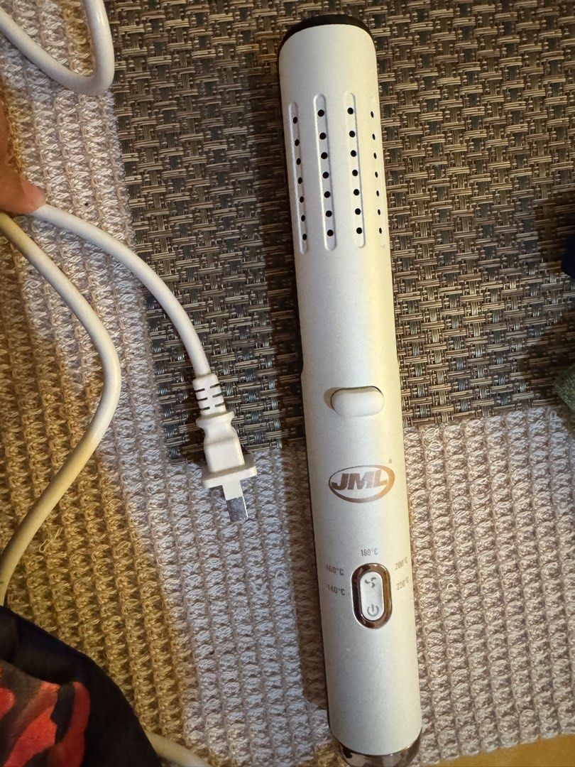 Curling iron (Category: Hair) located in Mandaluyong City. Submitted by nicxannc (Listing ID 1463481517, Image 1). Description: .