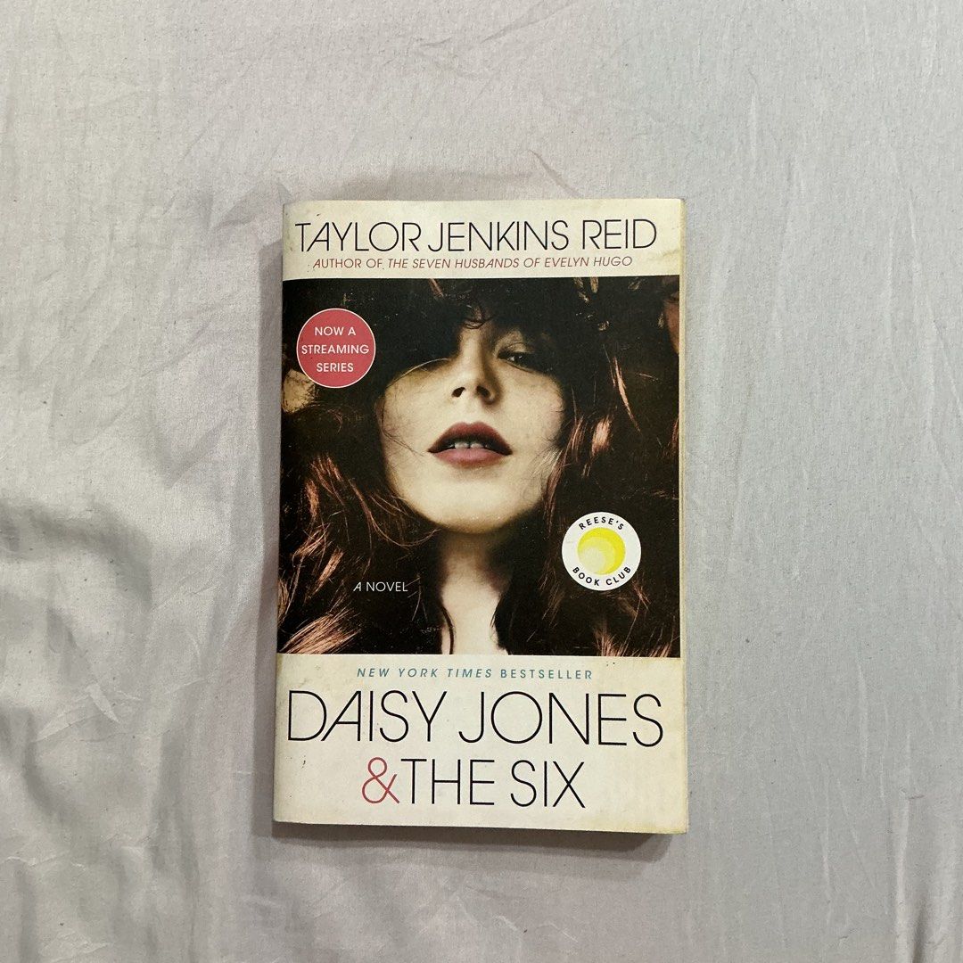 Daisy jones and the six (Category: Storybooks) located in Antipolo. Submitted by nommilovr (Listing ID 1463527710, Image 1). Description: can do lalamove or ggx.