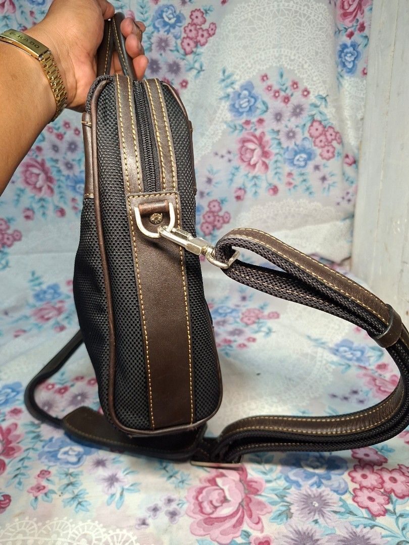 DAKS LAPTOP BAG (Category: Briefcases) located in General Mariano Alvarez. Submitted by adonid (Listing ID 1463501220, Image 3). Description: VERY GOOD CONDITION ORIGINAL DAKS LAPTOP BAG MULTIPLE POCKET NO ISSUE.