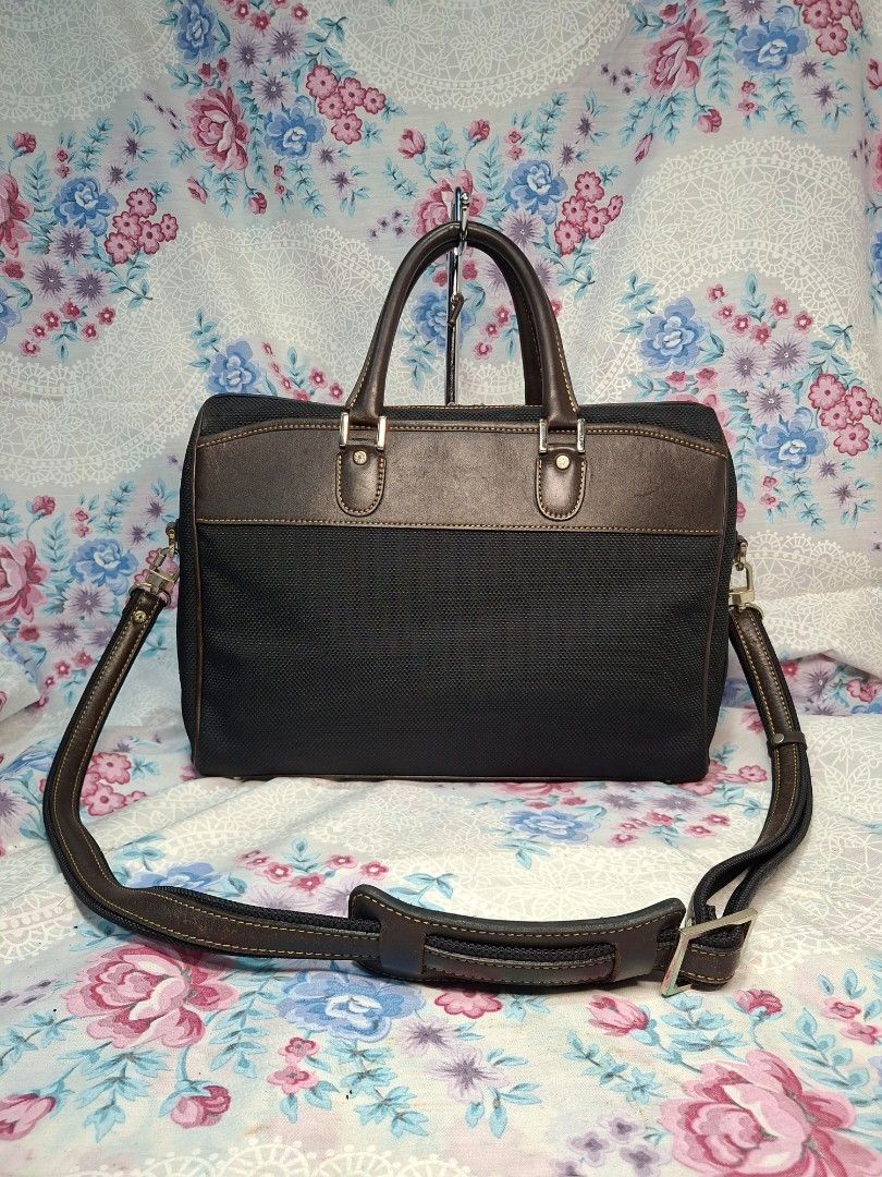 DAKS LAPTOP BAG (Category: Briefcases) located in General Mariano Alvarez. Submitted by adonid (Listing ID 1463501220, Image 2). Description: VERY GOOD CONDITION ORIGINAL DAKS LAPTOP BAG MULTIPLE POCKET NO ISSUE.