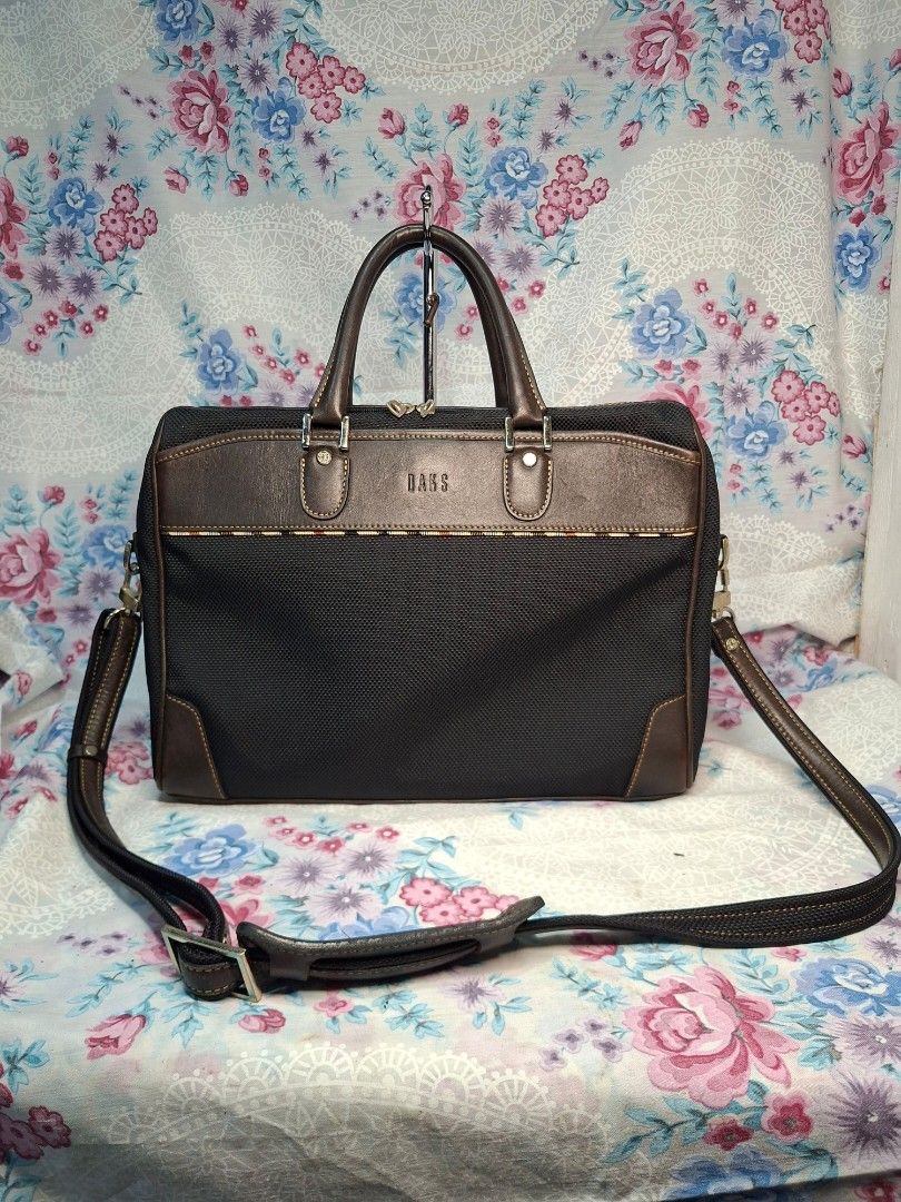 DAKS LAPTOP BAG (Category: Briefcases) located in General Mariano Alvarez. Submitted by adonid (Listing ID 1463501220, Image 1). Description: VERY GOOD CONDITION ORIGINAL DAKS LAPTOP BAG MULTIPLE POCKET NO ISSUE.