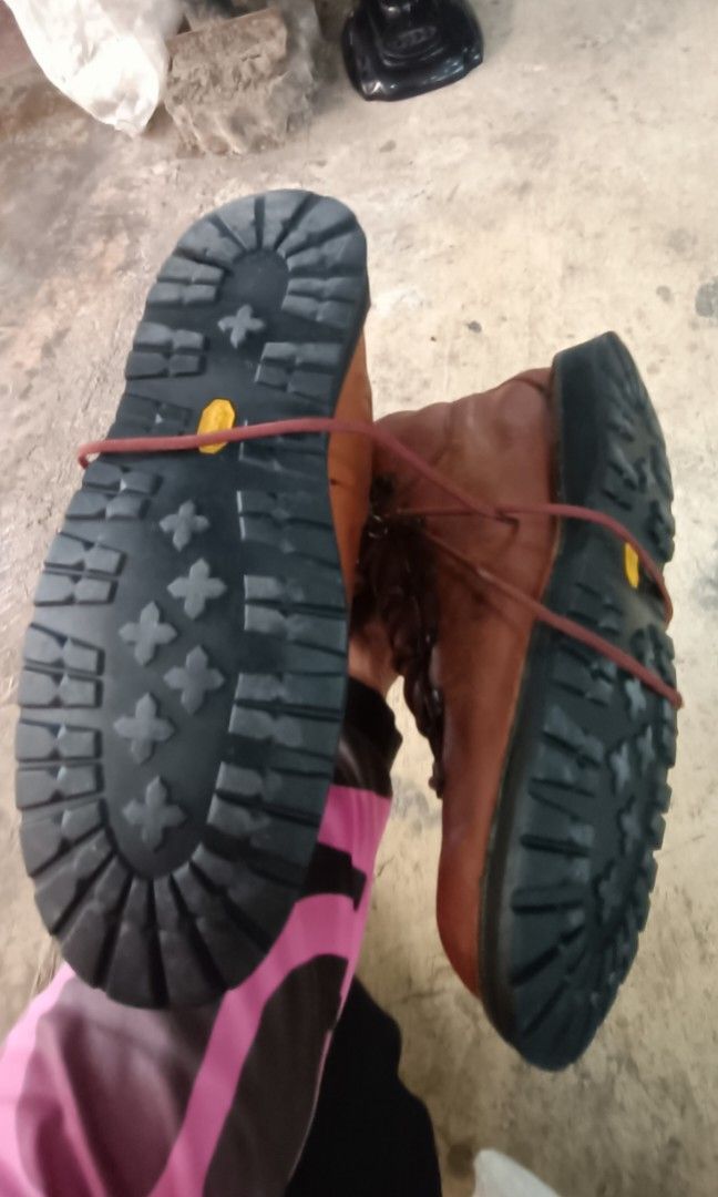 Danner Portland oregon (Category: Sneakers & Footwear) located in Kidapawan. Submitted by gentleshark_daf356 (Listing ID 1463378777, Image 3). Description: .