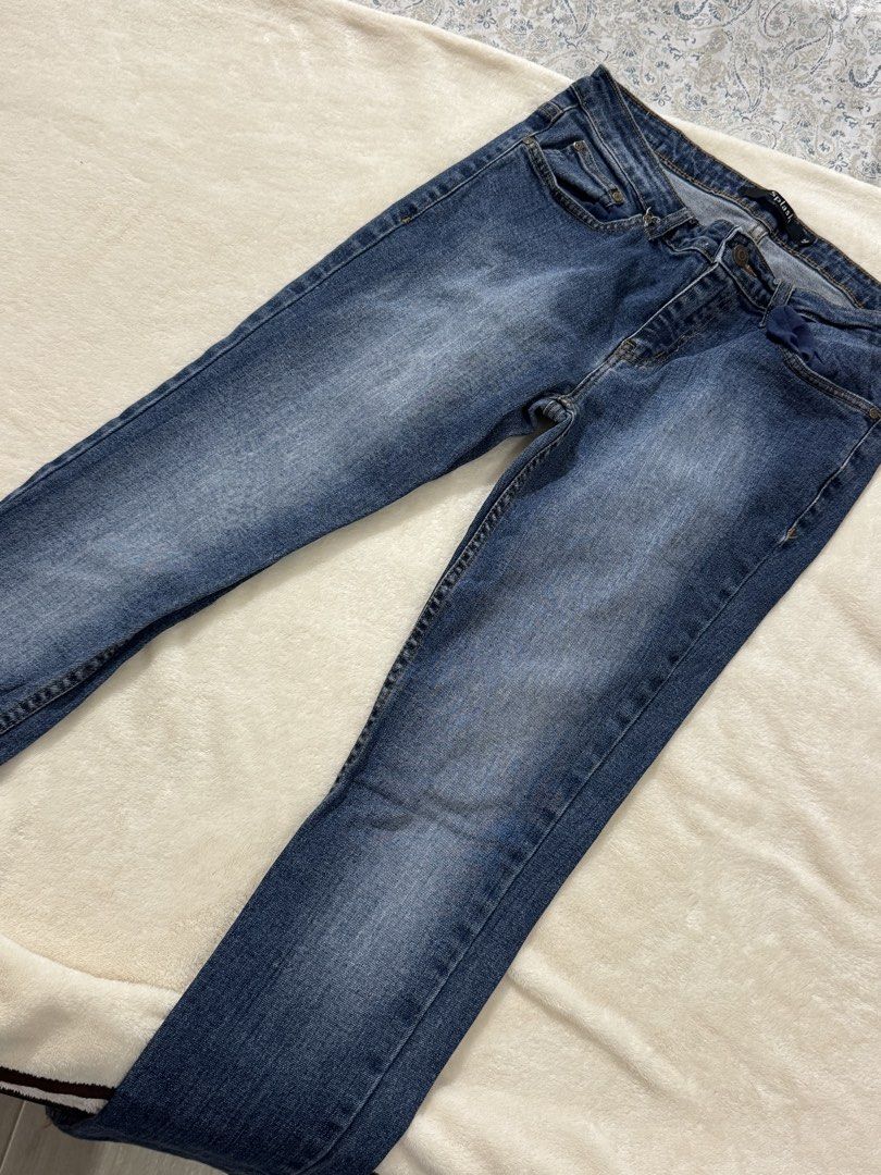 Dark Blue Fitted Denim Jeans from Splash (Category: Jeans) located in Bagac. Submitted by danicruz_ (Listing ID 1463492524, Image 2). Description: - Dark Blue Fitted Denim Jeans from Splash - Size 26 - Slightly Used.