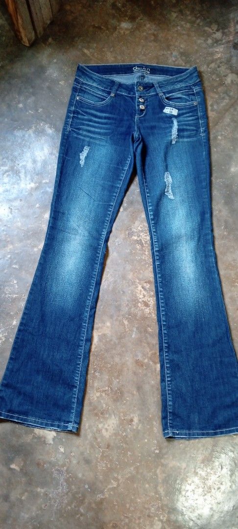 Denim Dynamite Flared Jeans W32 L30 (Category: Jeans) located in Manila. Submitted by ezekislacl02490 (Listing ID 1463469877, Image 1). Description: - Brand: Denim Dynamite - Style: Blue flared jeans - Size: W32 L30 - Features: Button-up front, distressed knees and thighs - Material: Cotton and polyester blend.