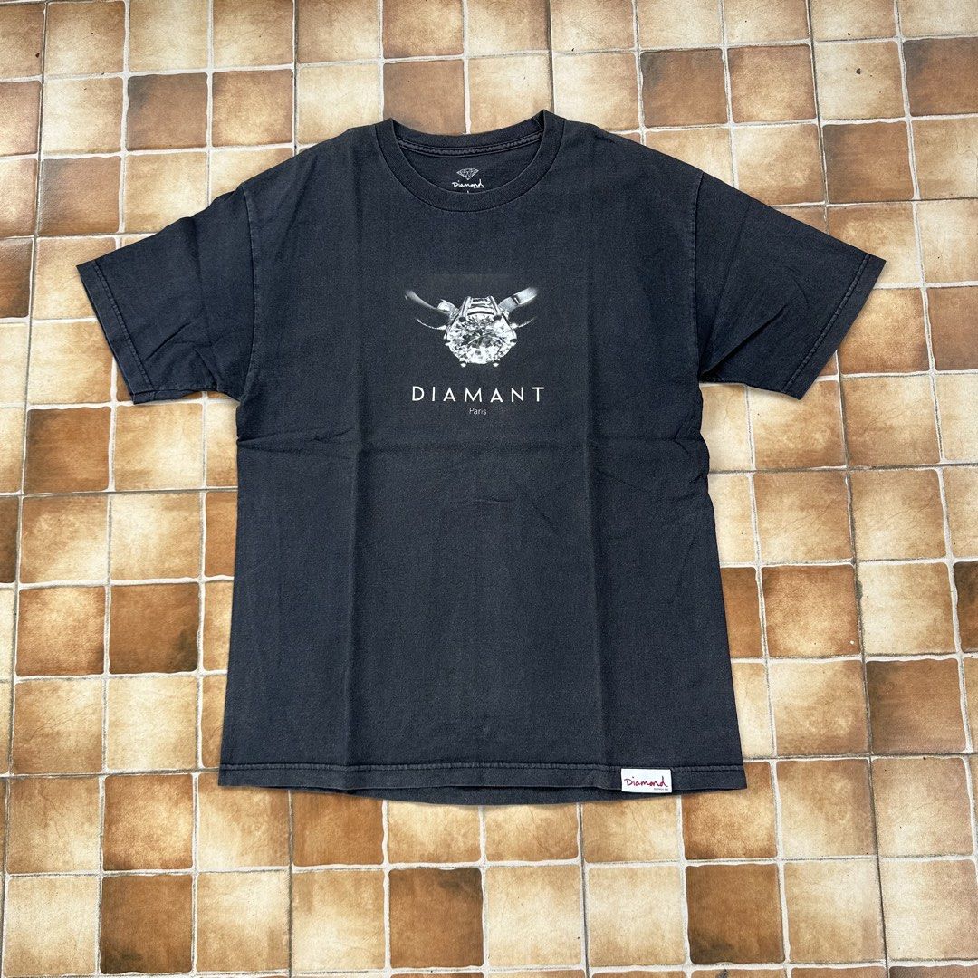 Diamond Supply Co. “Diamant” (Category: Tshirts & Polo Shirts ) located in Manila. Submitted by 1428.collective (Listing ID 1463384976, Image 1). Description: Diamond Supply Co. “Diamant” Large Width: 21 Length: 30 Excellent Condition 250 + SF 📍North Caloocan.