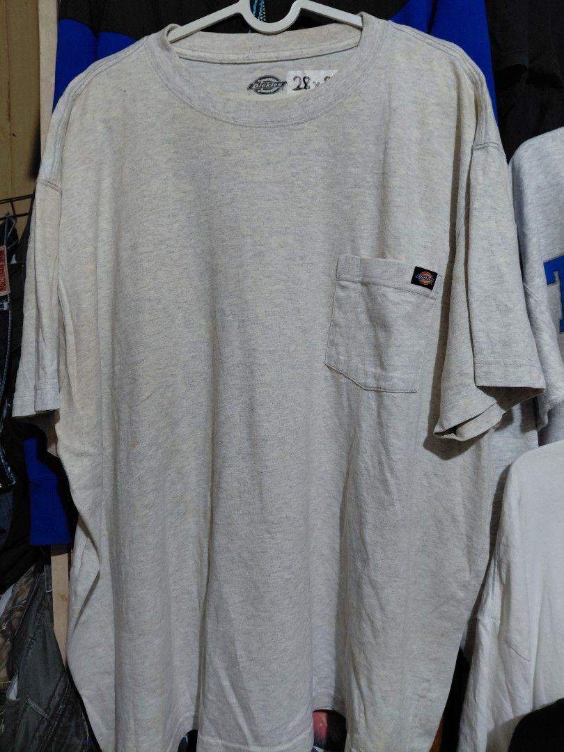 Dickies 2XT Grey Pocket T-Shirt (Category: Tshirts & Polo Shirts ) located in Imus. Submitted by frootiloots4103 (Listing ID 1463351595, Image 1). Description: - Grey Dickies Pocket T-Shirt - Size: 2XT - Made in Mexico - Material: 99% Cotton, 1% Polyester - Condition: Minor faint stains on the front (as pictured) - Ideal for casual wear Needs wash OPEN FOR NEGO (best if aspack) 📍Imus, Cavite 4103 Can do meetups within Imus Area 🚚 J&T or Lalamov