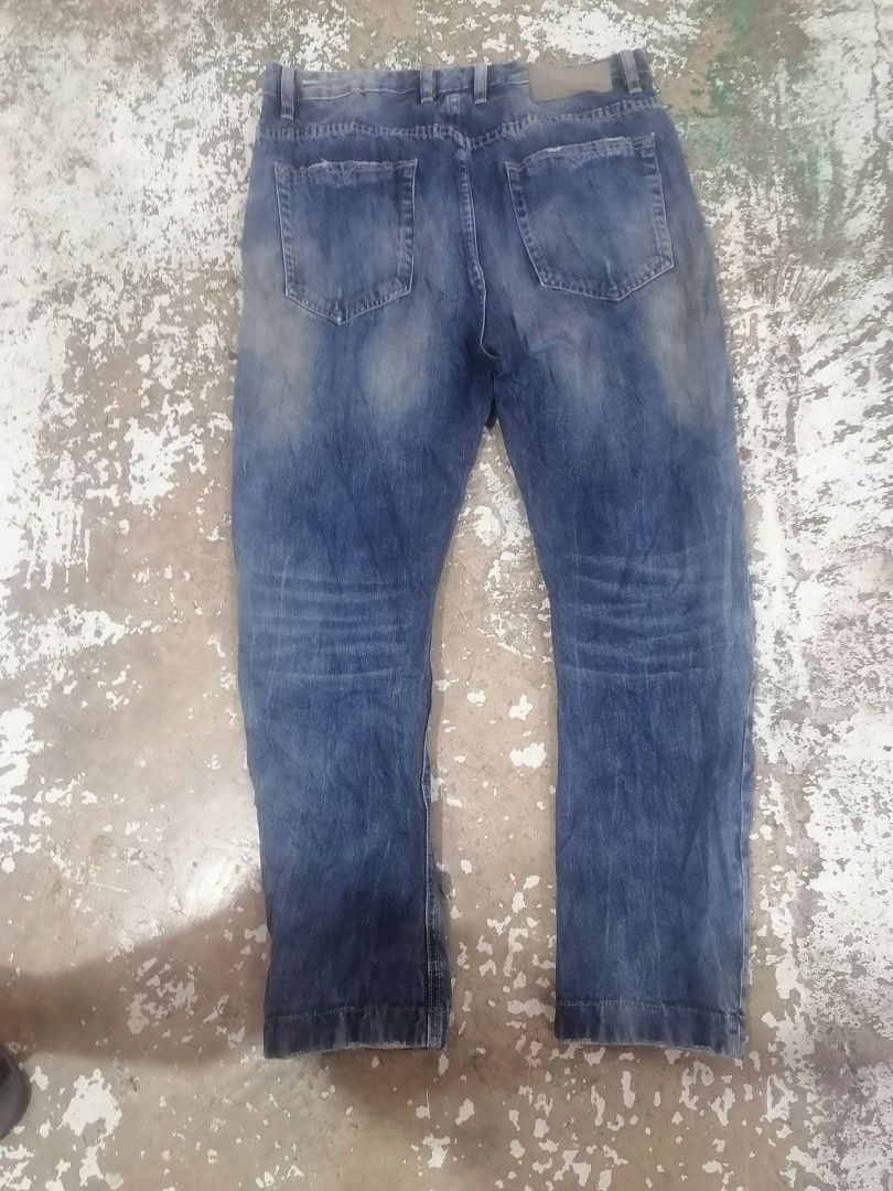 Diesel distress (Category: Jeans) located in San Carlos City. Submitted by apyogone (Listing ID 1463555573, Image 2). Description: Diesel distress W29 L32 Excellent condition Color rate 9.8.
