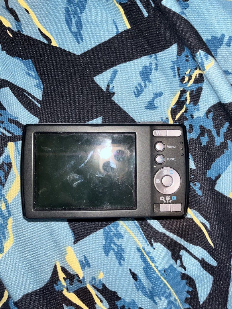 Digicam for Sale (Category: Cameras) located in Manila. Submitted by krispykremee0 (Listing ID 1463367343, Image 2). Description: Will be selling this digicam for 200 nalang No longer working, issue with lcd (can use for parts) Loc : las pinas Can lalamove it if near Mop: Gcash or Cash(meet up).