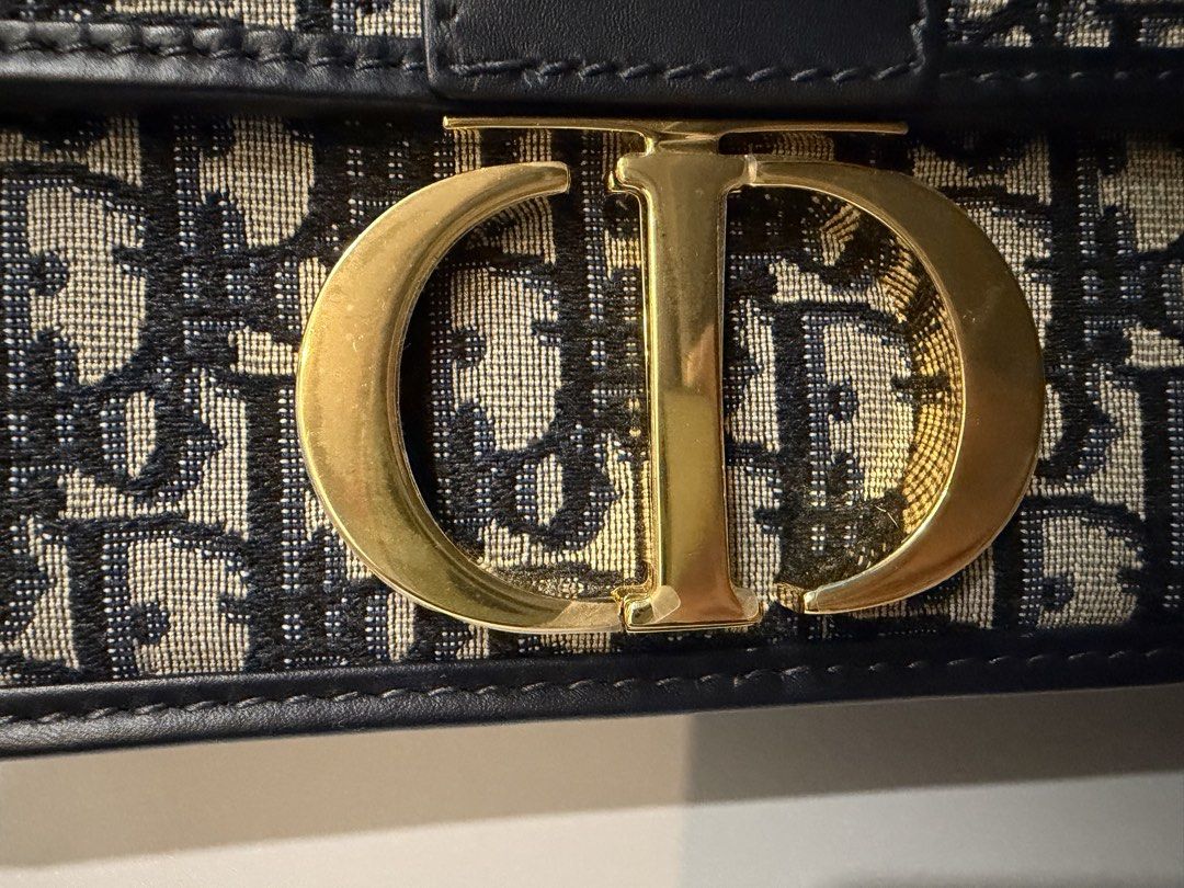Dior 30 montaigne 95 新 （分類：手袋及銀包）位於 Hong Kong。 由 hakulamatata 提交（商品編號 1463480578，圖片 2）。簡介： 有單有盒有塵袋 膜都仲有 Dior 經典 Oblique 帆布配 navy 藍色皮革飾邊。金色 CD 扣同鏈帶，好有辨識度。手袋設計簡約得嚟又夠晒貴氣，咩出街絕對吸睛。容量都幾夠放日常必需品。。