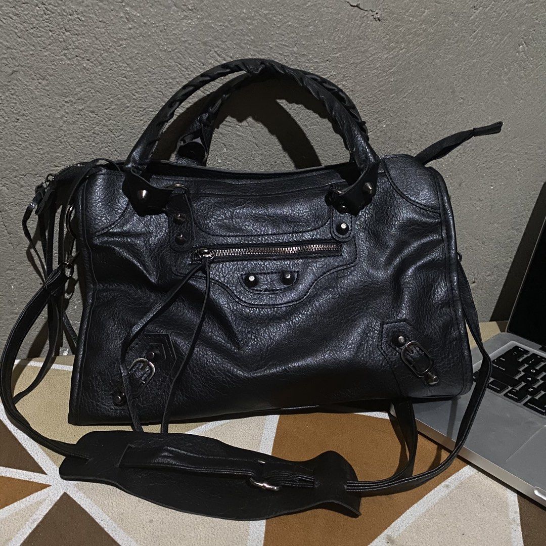 Distressed City Bag Ins (Category: Shoulder Bags) located in Muntinlupa City. Submitted by allychino (Listing ID 1463412731, Image 1). Description: City Bag Distressed Leath Condition: Brandnew No lampo engraved in zipper or tags/code Loc: Tunasan, Muntinlupa City.