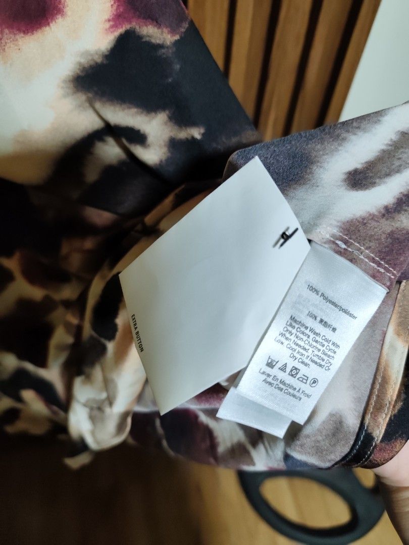 DKNY printed satin long sleeves (Category: Blouses) located in General Mariano Alvarez. Submitted by plussize_republic (Listing ID 1463408990, Image 3). Description: never used na stock lang best fit to 3x to4x.