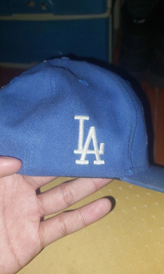 DODGERS VINTAGE CAP (Category: Caps & Hats) located in Paranaque City. Submitted by iannnangelo (Listing ID 1463493416, Image 2). Description: Honest issue is stain inside ng cap, not sure if removable (nasa pic na), pero overall quality goods na goods pa mga boss/madam. - Plus sf.