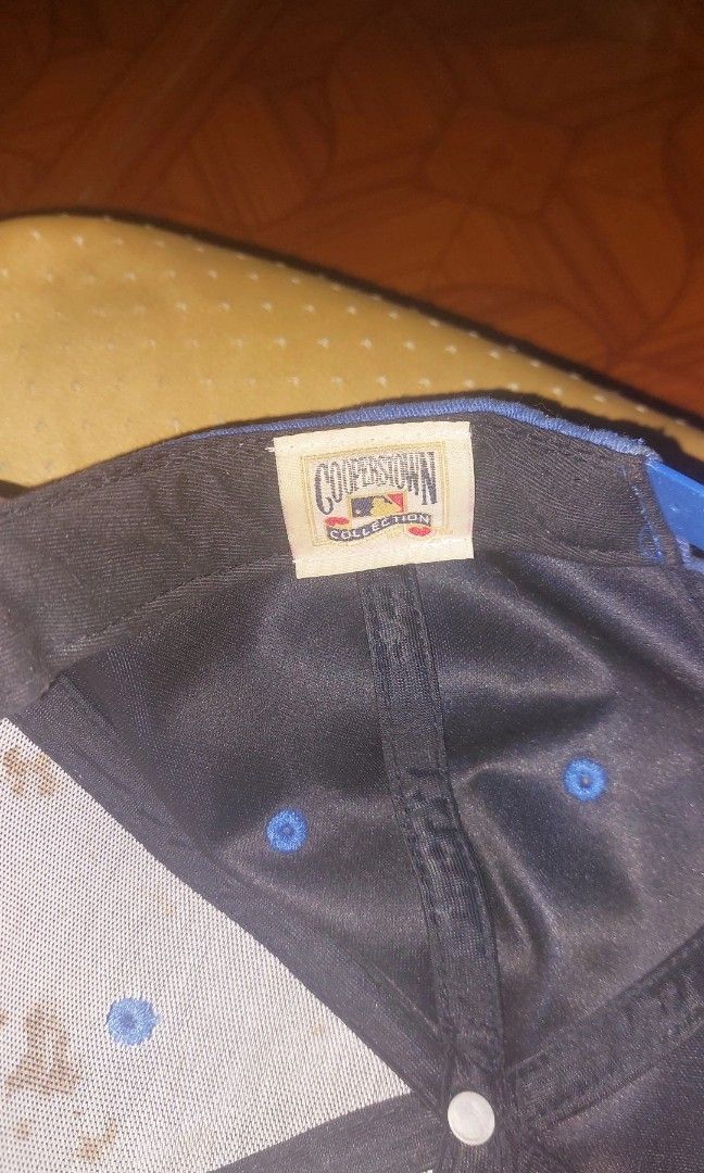 DODGERS VINTAGE CAP (Category: Caps & Hats) located in Paranaque City. Submitted by iannnangelo (Listing ID 1463493416, Image 3). Description: Honest issue is stain inside ng cap, not sure if removable (nasa pic na), pero overall quality goods na goods pa mga boss/madam. - Plus sf.