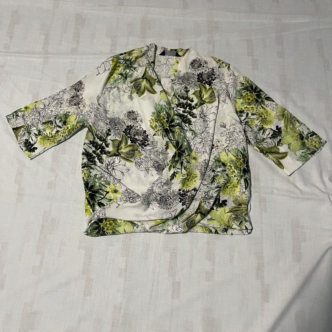 Dorothy Perkins Floral Wrap Blouse (Category: Blouses) located in San Ildefonso. Submitted by rgdeclutters (Listing ID 1463472256, Image 3). Description: L 24.5" W 17".