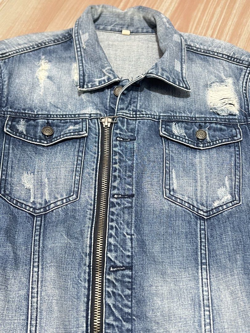 dsquared denim jacket (Category: Coats, Jackets and Outerwear) located in Naga. Submitted by retro_rackph (Listing ID 1463352347, Image 2). Description: need wash.