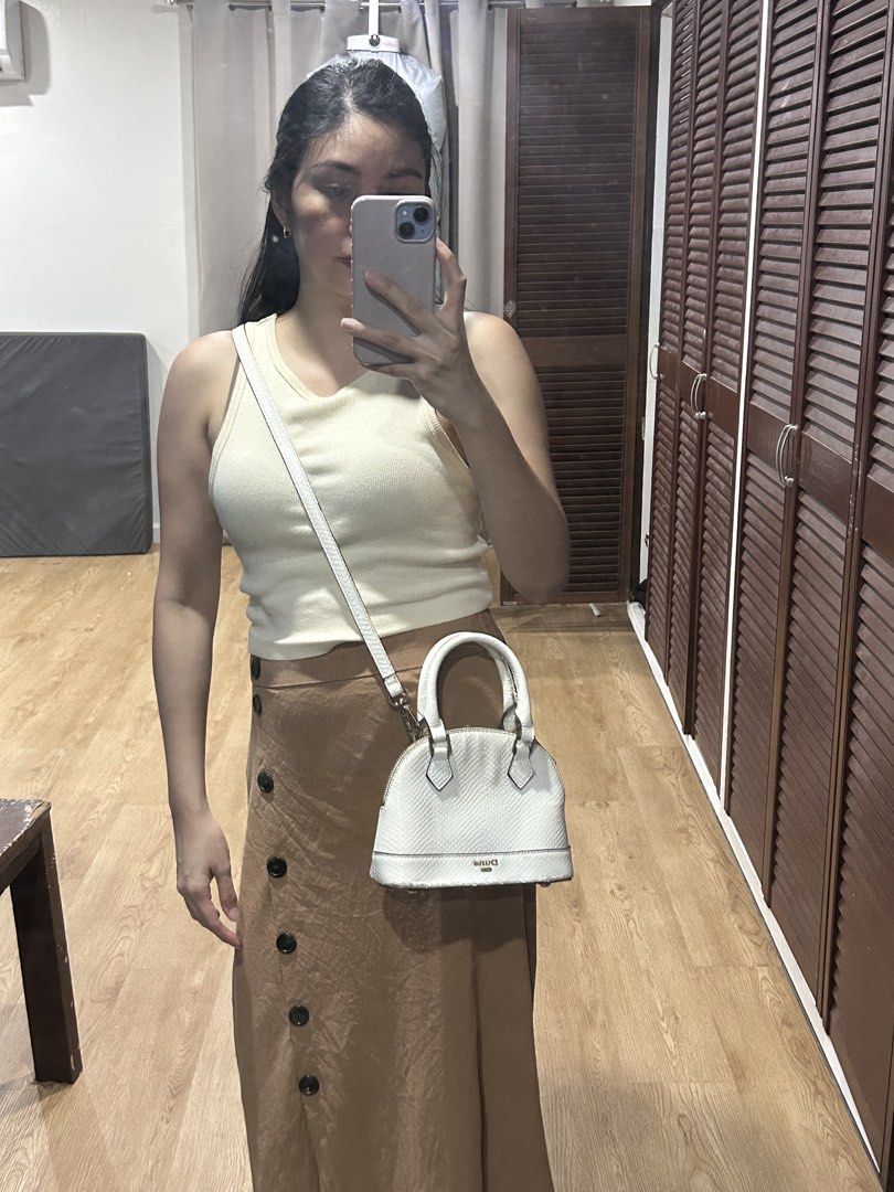 Dune Dome Handbag with Strap (Category: Luxury Bags & Wallets) located in Manila. Submitted by zhurimm (Listing ID 1463528436, Image 1). Description: Pangharabas Can give this for free when you buy anything from my listings worth 200 Inclusion: dust bag and paper bag.