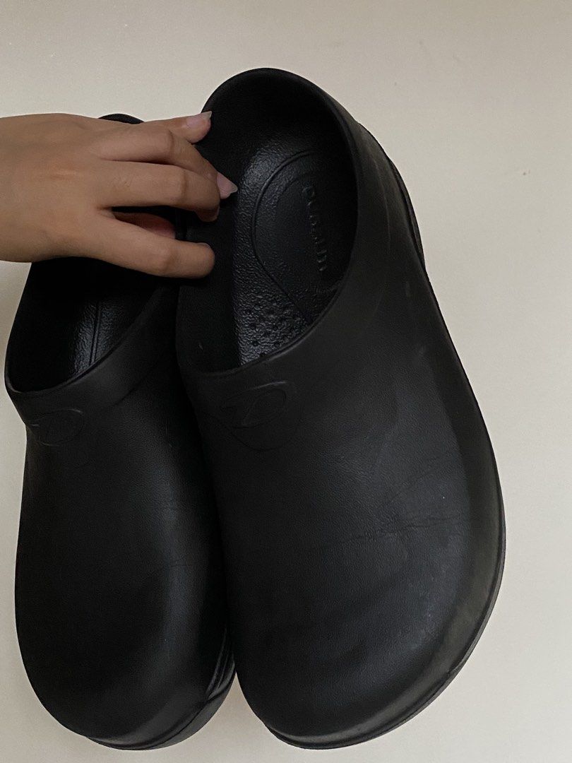 Duralite Black Slip-On (Category: Slippers & Slides) located in Manila. Submitted by riaangela (Listing ID 1463396394, Image 2). Description: - Easy slip-on black clogs - Comfortable for all-day wear - Textured insole for enhanced grip - Versatile for work or casual outings - Made with durable materials Size 7 (see pic) RFS: too small Only used once .