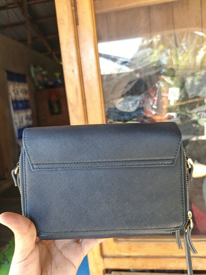 Eland wallet sling (Category: Cross-body Bags) located in Manila. Submitted by ukay-ukaybylyn (Listing ID 1463344458, Image 2). Description: good condition💯 may lagayan ng mga cards.