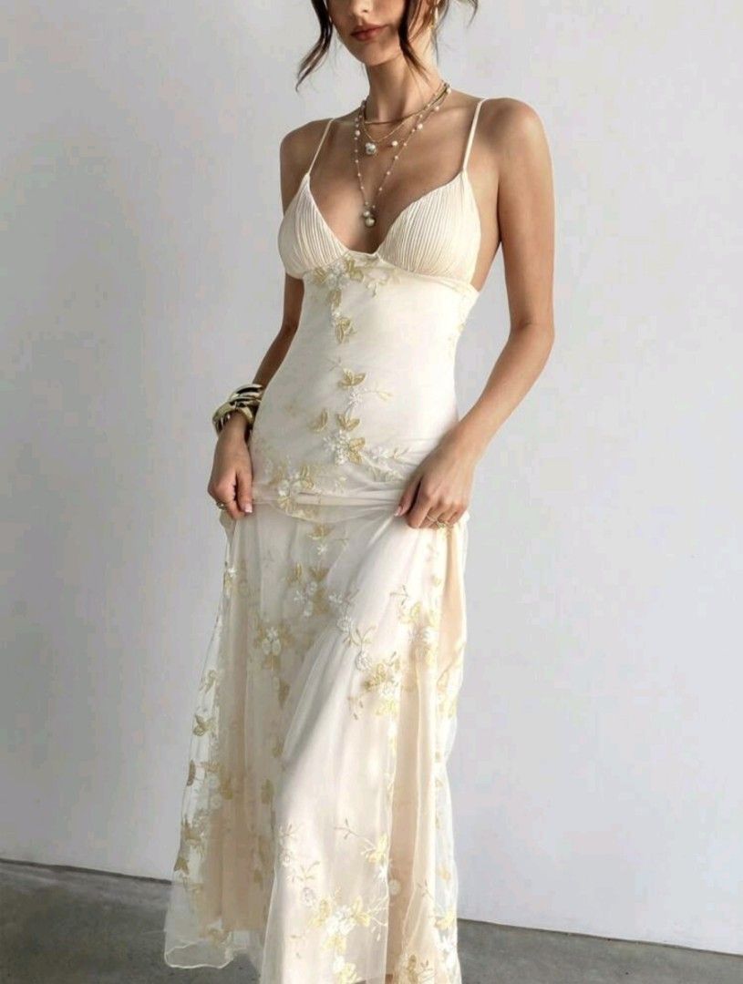 Rent dress (Category: Dresses) located in Taguig. Submitted by itsme_luna (Listing ID 1463458311, Image 2). Description: Size: Small 26-28 waist 29 bust RENT FEE 300 - good for 3 days. Lalamove only With refundable security deposit 📍 Taguig city.