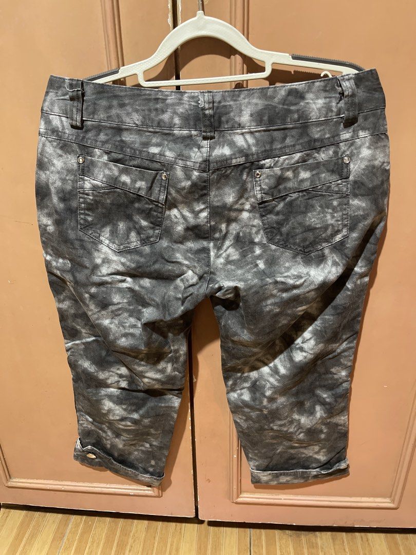 Eltoo Tie-Dye Capri Pants Size L (Category: Other Bottoms) located in Quezon City. Submitted by donnabelle7572 (Listing ID 1463458342, Image 2). Description: - Brand: Eltoo - Style: Tie-Dye Capri Pants - Color: Grey - Size: L - Closure: Button and zip fly - Pockets: Two front pockets with button and stud details - Hem: Cuffed with button detail - Origin: Made in Korea.