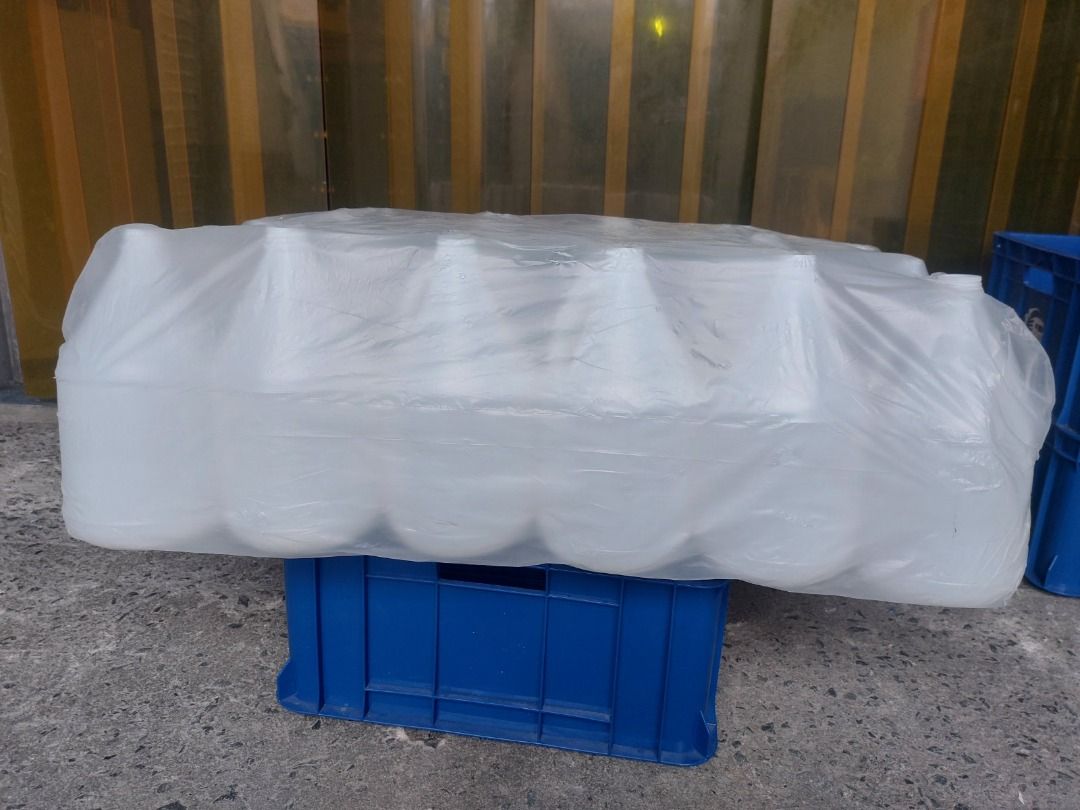 EMPTY GALLON 3.7L 18'S/BUNDLE (Category: Water Bottles & Tumblers) located in Quezon City. Submitted by zee_010200 (Listing ID 1463406250, Image 1). Description: - White plastic gallon jug - Sturdy handle for easy carrying - Secure white screw-on cap - Ideal for storing liquids or DIY projects - Clean and ready for a new home.