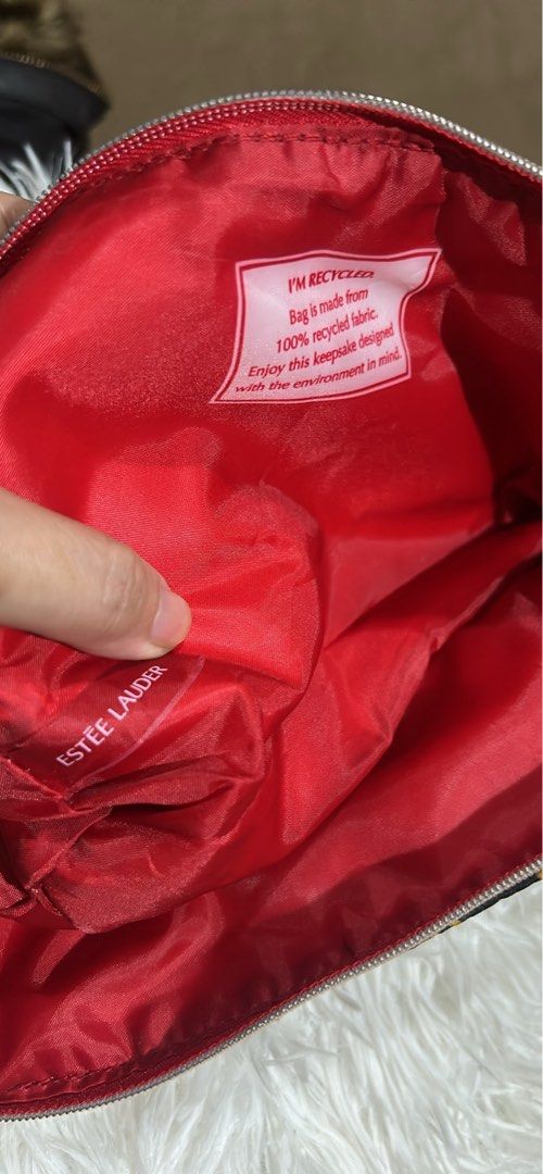 Estee lauder make up pouch (Category: Purses & Pouches) located in Pasig City. Submitted by minminreyn (Listing ID 1463455643, Image 3). Description: Estee Lauder No issue Brandnew Cavite Lalamove Jnt.