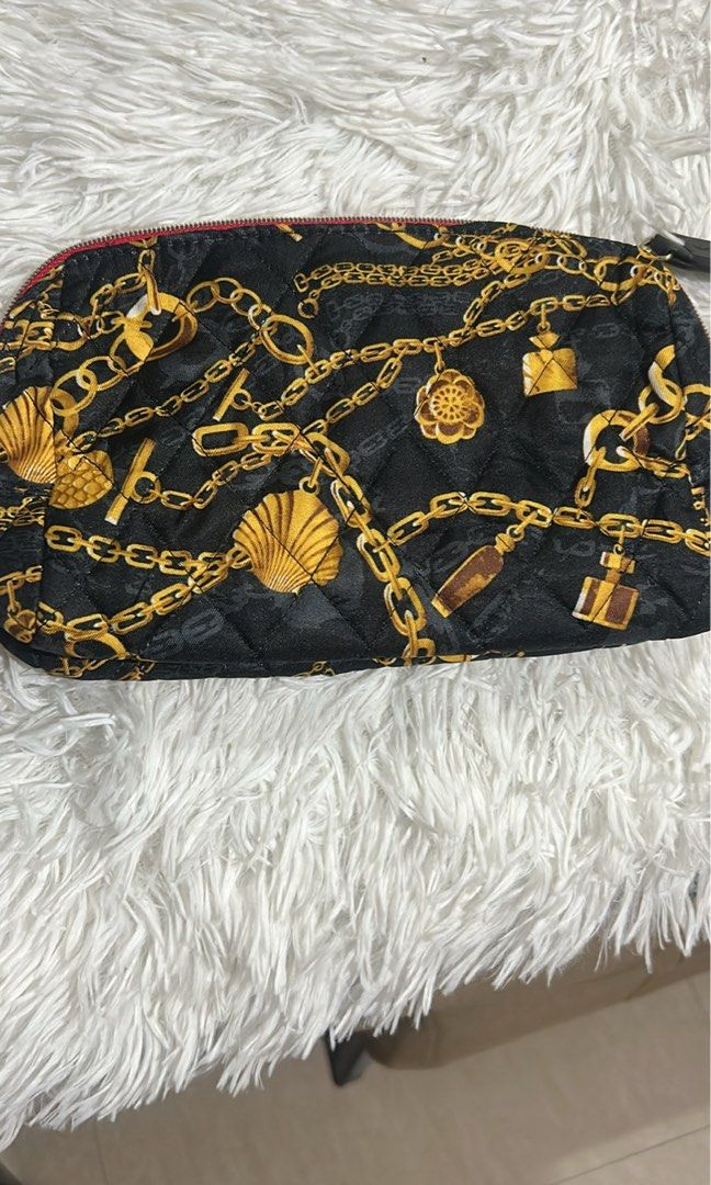 Estee lauder make up pouch (Category: Purses & Pouches) located in Pasig City. Submitted by minminreyn (Listing ID 1463455643, Image 1). Description: Estee Lauder No issue Brandnew Cavite Lalamove Jnt.