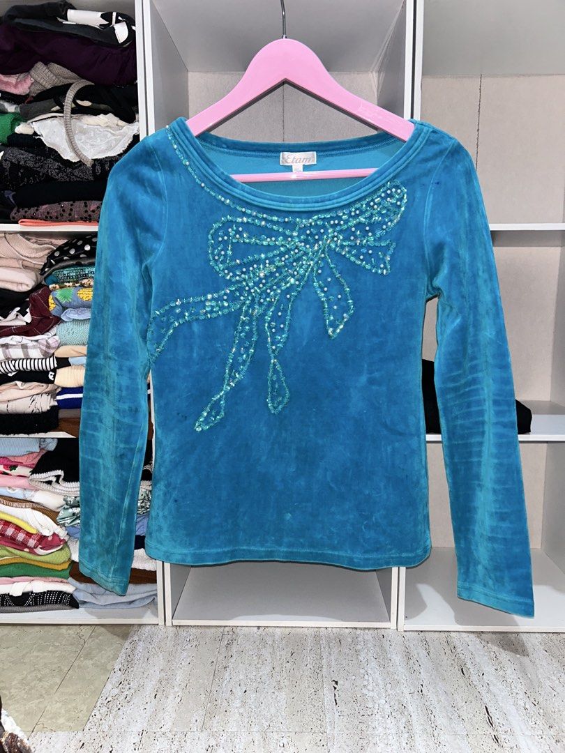 Etam Blue Velour Long Sleeve Top with Sequins Bow (Category: Longsleeves) located in Batangas. Submitted by nommi26 (Listing ID 1463401981, Image 1). Description: Brand: Etam size: fits xs to m - Blue velour long sleeve top - Brand: Etam - Features a sparkly sequin and bead bow on the front - Soft and stretchy fabric for comfort - Versatile for casual wear or dressing up - Easy to pair with jeans or skirts.