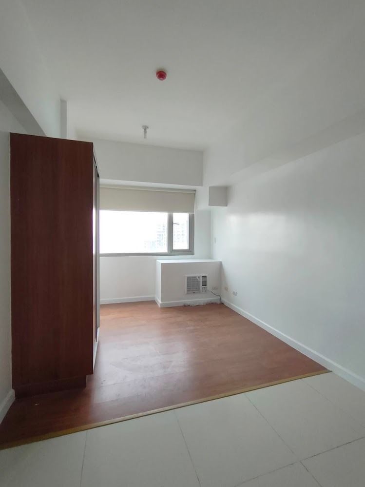 Eton Tower, Makati (Category: Apartments & Condos) located in Caloocan City. Submitted by chaaaa_04 (Listing ID 1463336023, Image 3). Description: FOR LEASE ‼️ 📍 Eton Tower, Makati Area: 22.05 sqm Bedroom: Studio Bathroom: 1 Parking: 0 Condition: Semi-furnished 🏷️LEASE PRICE: Php 22k inc. of dues 📷Photos: https://photos.app.goo.gl/GvU4ABJT9pamFKGeA 📩 For Inquiries: Joana Quinagutan Mobile: +639178146015 GARY HABLERO TEAM REMAX Capital www.gar