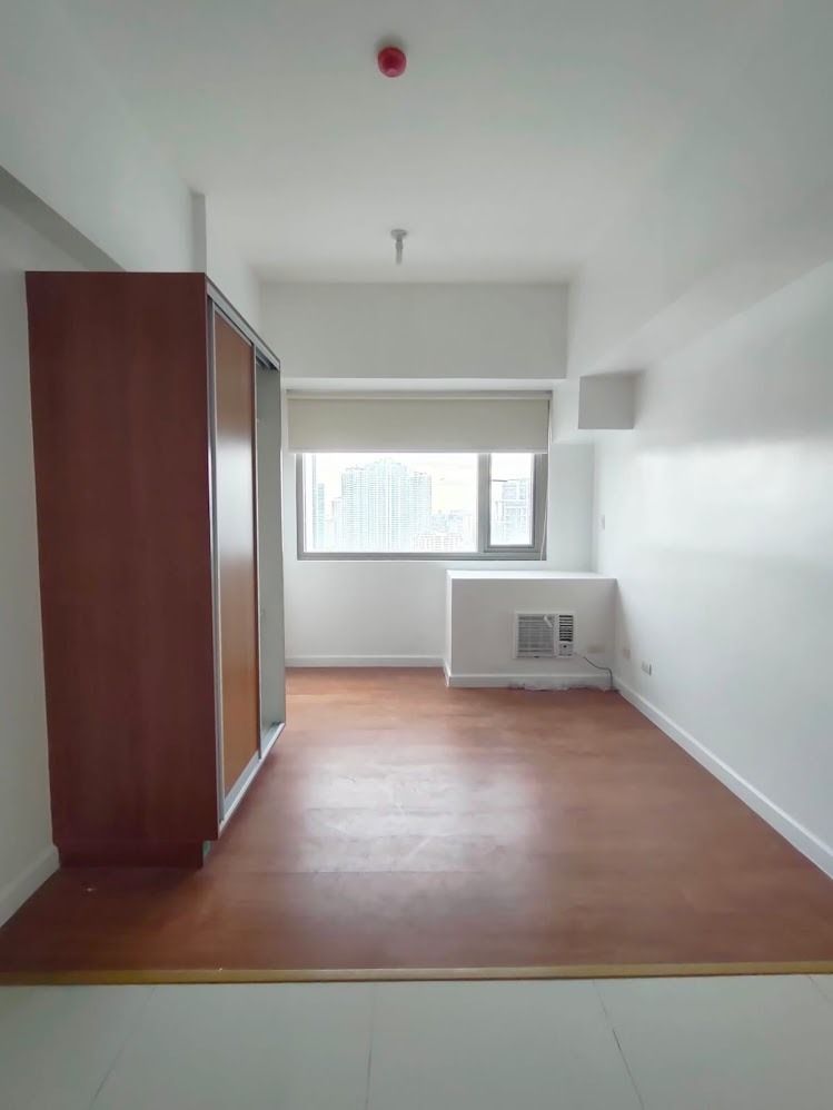 Eton Tower, Makati (Category: Apartments & Condos) located in Caloocan City. Submitted by chaaaa_04 (Listing ID 1463336023, Image 2). Description: FOR LEASE ‼️ 📍 Eton Tower, Makati Area: 22.05 sqm Bedroom: Studio Bathroom: 1 Parking: 0 Condition: Semi-furnished 🏷️LEASE PRICE: Php 22k inc. of dues 📷Photos: https://photos.app.goo.gl/GvU4ABJT9pamFKGeA 📩 For Inquiries: Joana Quinagutan Mobile: +639178146015 GARY HABLERO TEAM REMAX Capital www.gar