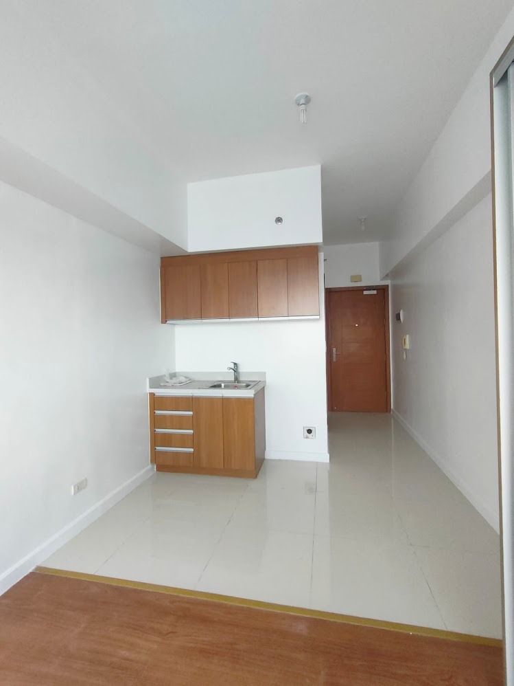 Eton Tower, Makati (Category: Apartments & Condos) located in Caloocan City. Submitted by chaaaa_04 (Listing ID 1463336023, Image 1). Description: FOR LEASE ‼️ 📍 Eton Tower, Makati Area: 22.05 sqm Bedroom: Studio Bathroom: 1 Parking: 0 Condition: Semi-furnished 🏷️LEASE PRICE: Php 22k inc. of dues 📷Photos: https://photos.app.goo.gl/GvU4ABJT9pamFKGeA 📩 For Inquiries: Joana Quinagutan Mobile: +639178146015 GARY HABLERO TEAM REMAX Capital www.gar