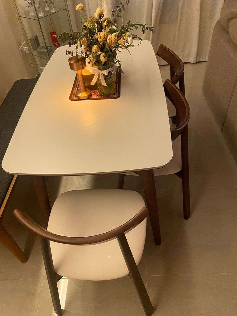 Extendable Dining Set (Category: Tables & Sets) located in Singapore. Submitted by farnyypreloved (Listing ID 1463441753, Image 3). Description: - Walnut finish on chairs and table legs - White tabletop - Seats 4 people comfortably - Extendable for extra space - Ideal for small to medium dining areas - Sold as a complete set with 4 chairs - only used for 5months still very good condition - arrange own transport - open for nego.