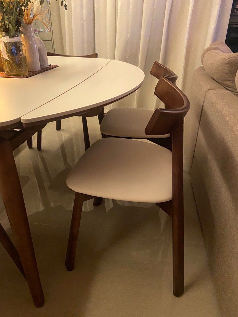 Extendable Dining Set (Category: Tables & Sets) located in Singapore. Submitted by farnyypreloved (Listing ID 1463441753, Image 2). Description: - Walnut finish on chairs and table legs - White tabletop - Seats 4 people comfortably - Extendable for extra space - Ideal for small to medium dining areas - Sold as a complete set with 4 chairs - only used for 5months still very good condition - arrange own transport - open for nego.