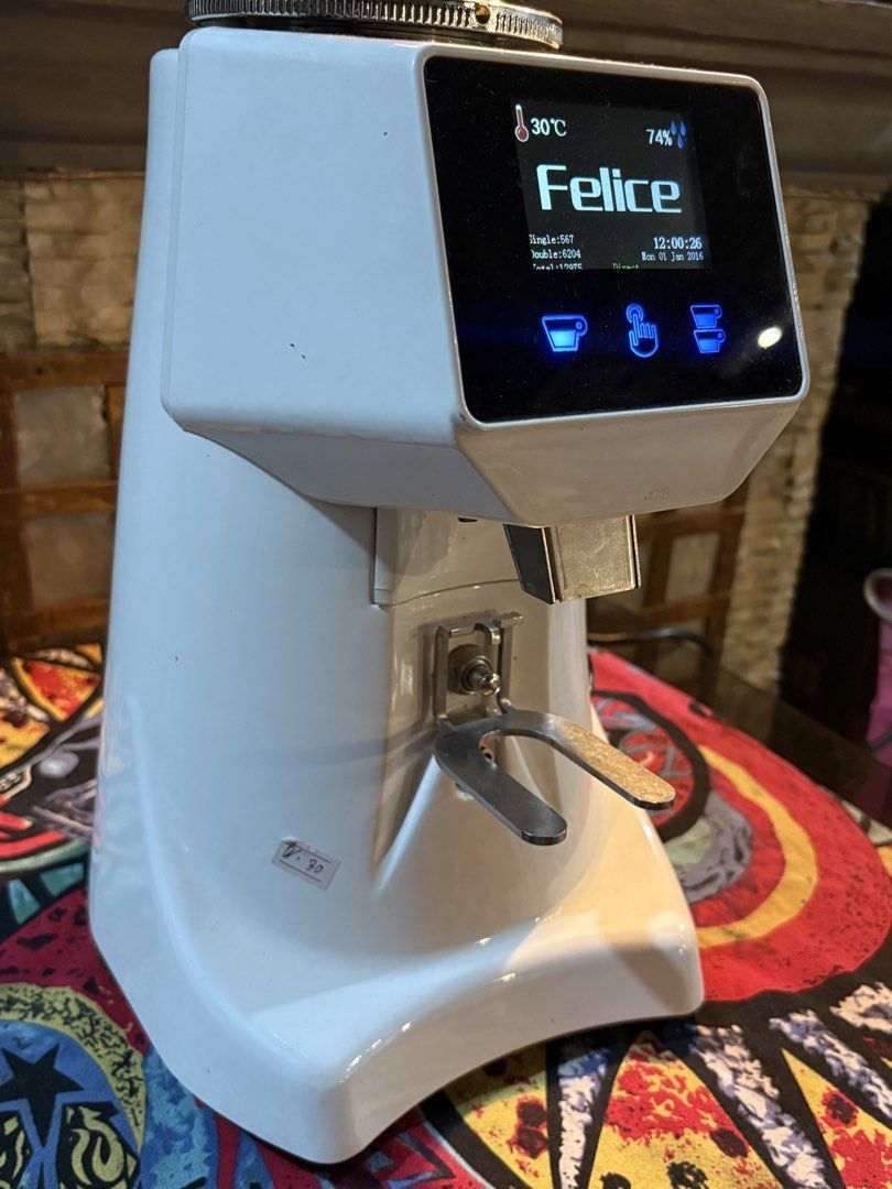 Felice coffee grinder (Category: Coffee Machines & Makers) located in Muntinlupa City. Submitted by olkopi (Listing ID 1463353104, Image 2). Description: Felice Coffee Grinder Grind by time LED Display and soft touch buttons Programable and manual buttons Color: White In very good condition Almost new burr Location: Muntinlupa City Pwede nyo po icheck sa house para safe.