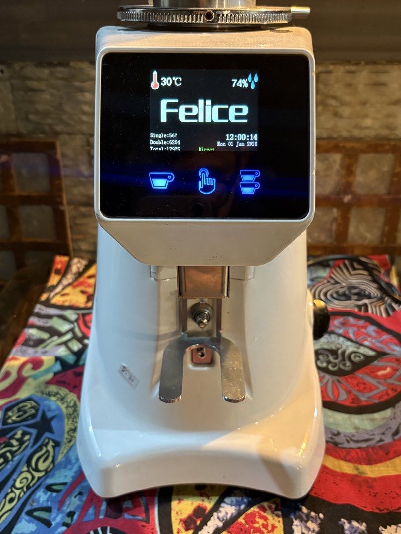 Felice coffee grinder (Category: Coffee Machines & Makers) located in Muntinlupa City. Submitted by olkopi (Listing ID 1463353104, Image 1). Description: Felice Coffee Grinder Grind by time LED Display and soft touch buttons Programable and manual buttons Color: White In very good condition Almost new burr Location: Muntinlupa City Pwede nyo po icheck sa house para safe.