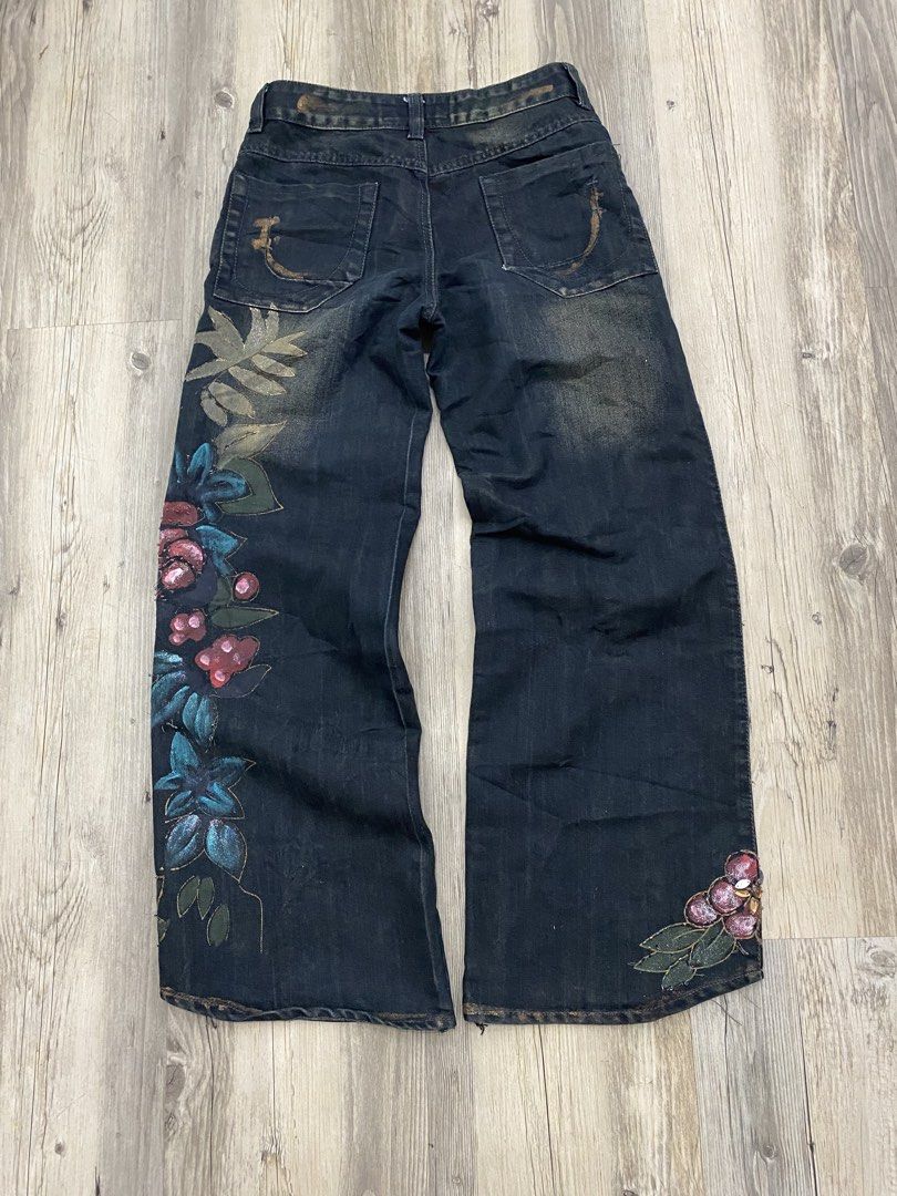 Floral/Beaded Washed Painted Pants (Category: Jeans) located in Cagayan de Oro. Submitted by gotchu.fit (Listing ID 1463449029, Image 3). Description: Floral/Beaded Washed Pants ▪️ Length 38 ▪️ Waistline 28-30 ▪️ Leg opening 10 ▪️ Thigh 11 •Designs are painted •Has beads •Unique Piece ISSUE: missing beads 🏷️Mine: ₱500 MOP: GCASH MOD: J&T SHIPPING FEE 80-90₱ Disclaimer: We are not affiliated with any brands, all items are throughly curated and al