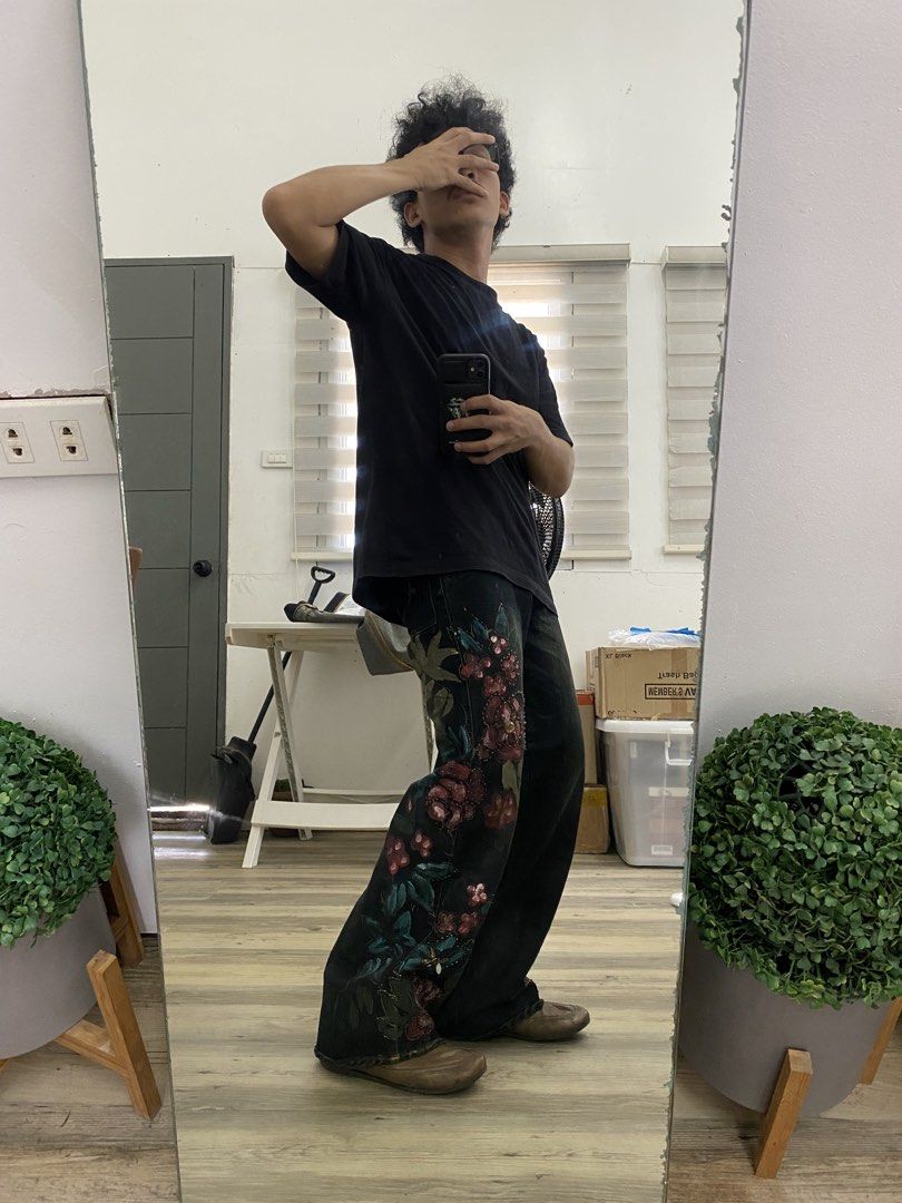 Floral/Beaded Washed Painted Pants (Category: Jeans) located in Cagayan de Oro. Submitted by gotchu.fit (Listing ID 1463449029, Image 2). Description: Floral/Beaded Washed Pants ▪️ Length 38 ▪️ Waistline 28-30 ▪️ Leg opening 10 ▪️ Thigh 11 •Designs are painted •Has beads •Unique Piece ISSUE: missing beads 🏷️Mine: ₱500 MOP: GCASH MOD: J&T SHIPPING FEE 80-90₱ Disclaimer: We are not affiliated with any brands, all items are throughly curated and al