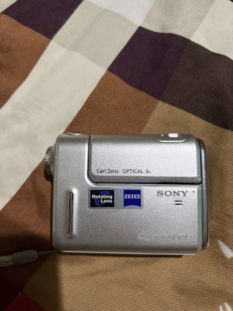 FOR REPAIR CAMERA/ FOR PARTS (Category: Cameras) located in General Trias. Submitted by tiredbread_ (Listing ID 1463517352, Image 3). Description: the sony one is rare and is in very very good condition in cosmetic aspect. i am not sure about the issue with the canon one..