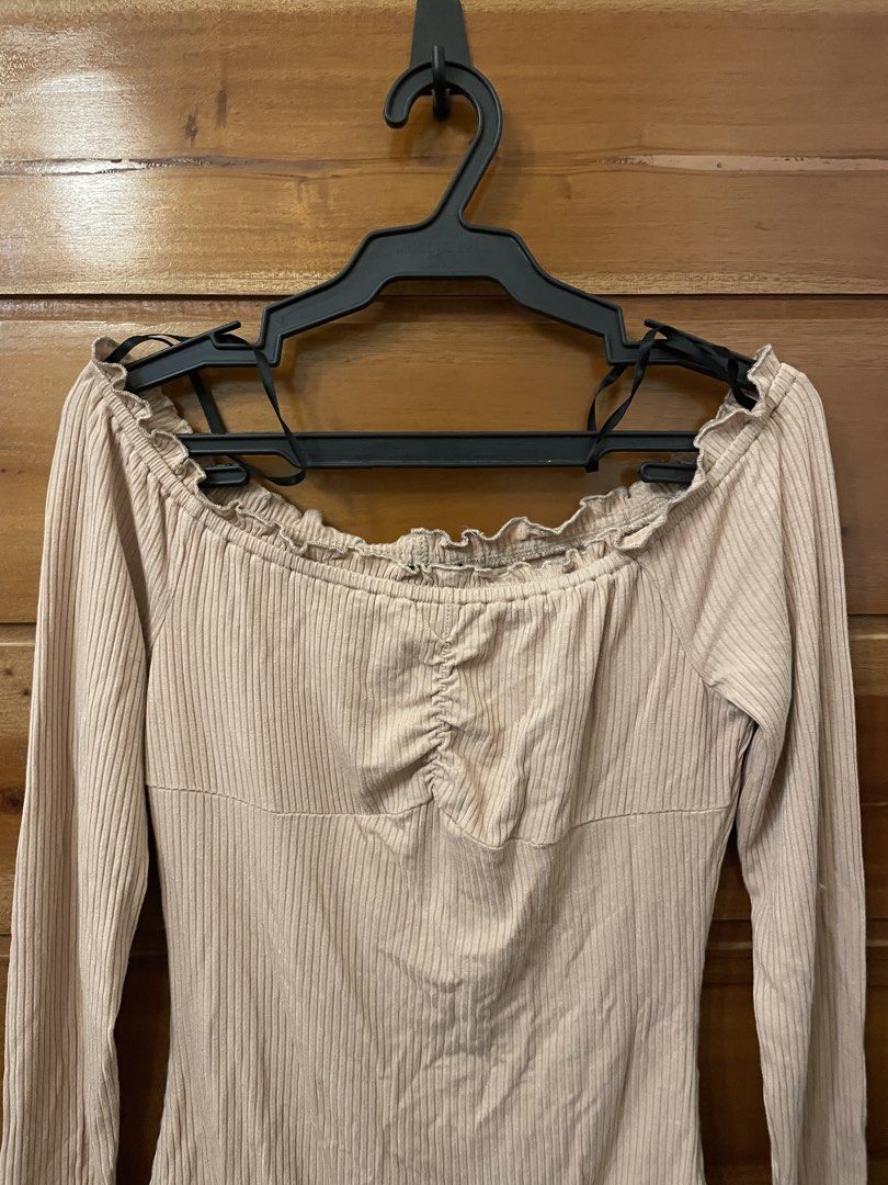 Forever 21 Ribbed Off-Shoulder Long Sleeve Bodysuit (Category: Others Tops) located in Cebu City. Submitted by tarawr (Listing ID 1463449595, Image 2). Description: - Ribbed bodysuit - Off-shoulder neckline with ruffled trim - Ruched detail at the bust - Snap closure at the bottom.