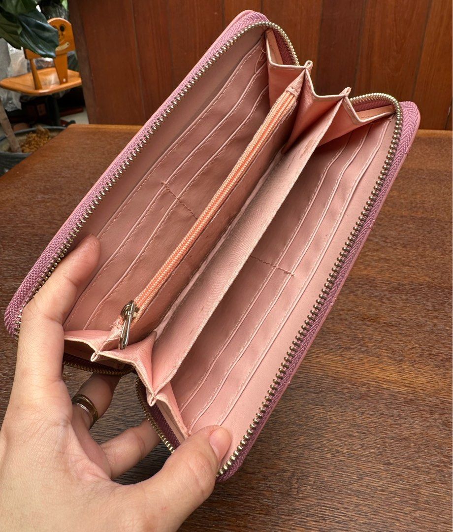 Forever young long wallet (Category: Wallets & Card holders) located in Bulacan. Submitted by thriftbagcollections (Listing ID 1463398078, Image 3). Description: .