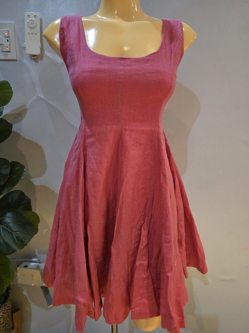 Formal event flowy pink dress (Category: Dresses) located in San Marcelino. Submitted by thriftolshoppiness (Listing ID 1463488458, Image 2). Description: XS-S.