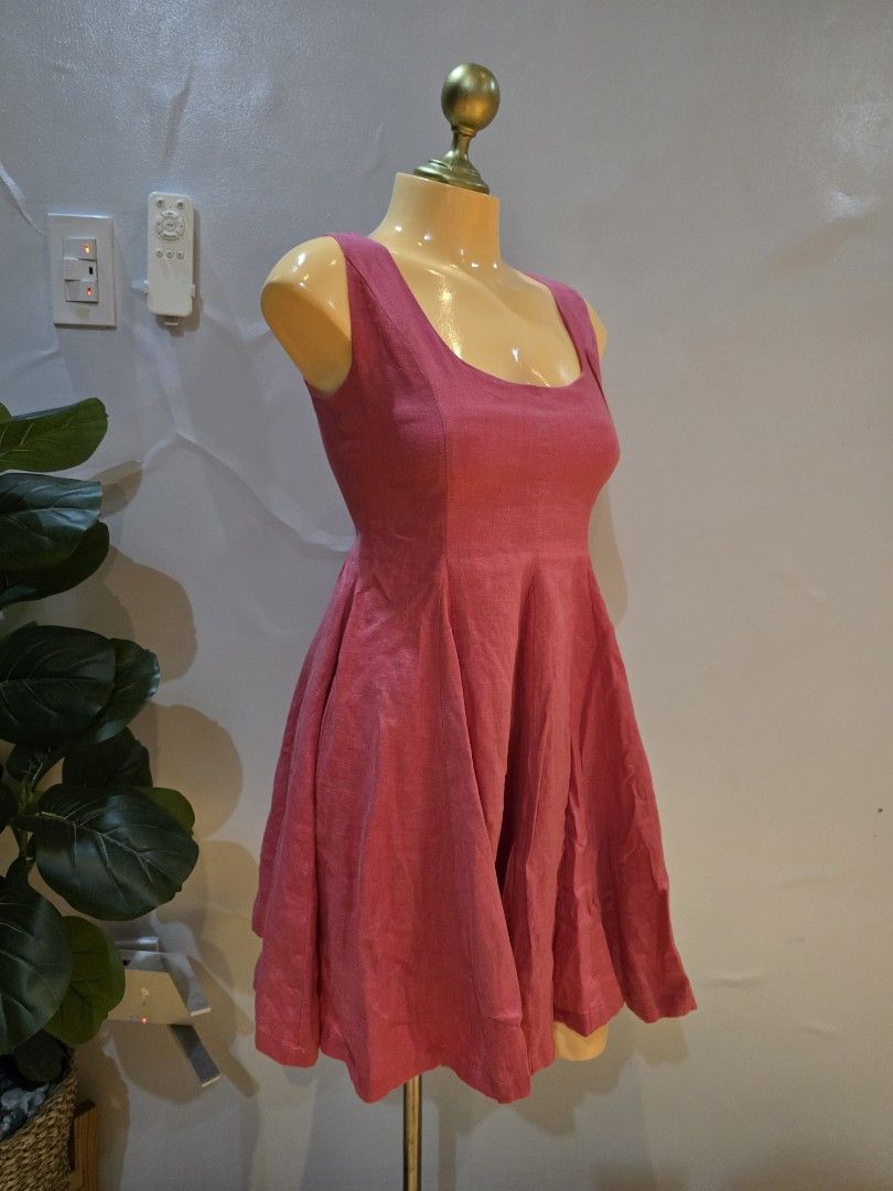 Formal event flowy pink dress (Category: Dresses) located in San Marcelino. Submitted by thriftolshoppiness (Listing ID 1463488458, Image 3). Description: XS-S.